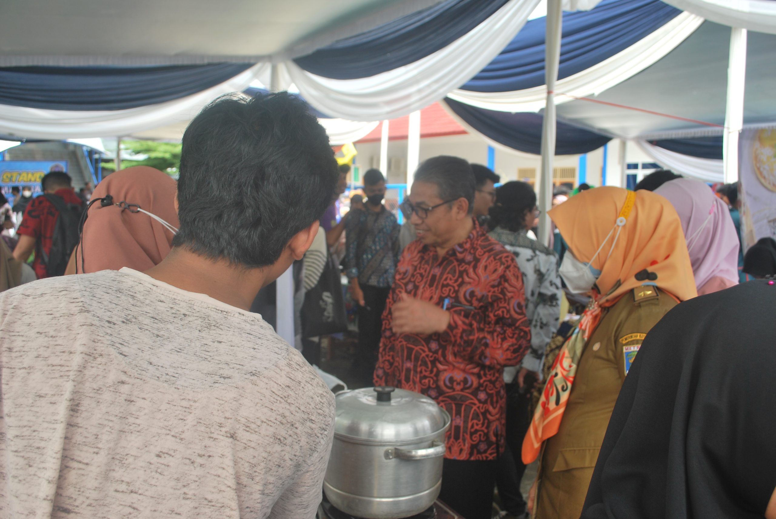 Puluhan Produk Mahasiswa Metro UM Dipasarkan Di Kampus Melalui Bazzar UMKM